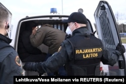 Просителей убежища, прибывших из России, доставляют в центр приема Йоутсено на пограничной станции Нуйямаа в Лаппеенранте. Финляндия, 16 ноября 2023 года.
