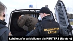 2023. november 16-án a befogadóközpontba szállítják Finnországban a Nuijamaa határállomásról az Oroszországból érkező menedékkérőket