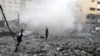 Палестинцы посреди руин после ответных ударов Израиля в Газе, 9 октября 2023 года