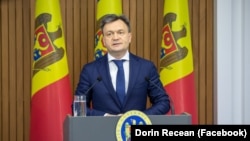 Primul ministru, Dorin Recean, i-a îndemnat pe cetățeni să nu cadă „în capcana unor ilegalități banditești” și a dat asigurări că instituțiile statului își vor face datoria și vor proteja votul liber al cetățenilor.