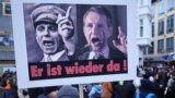 Një pankartë me portretin e ish-ministrit të propagandës naziste Joseph Goebbels dhe Bjoern Hoecke (djathtas), kandidat i AfD-së në zgjedhjet në Thuringia, gjatë një proteste kundër racizmit dhe planeve për dëbimin e migrantëve, në Bon, Gjermani, 21 janar 2024.