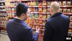 Илустрација - Министерот за економија Крешник Бектеши и премиерот Димитар Ковачевски „во инспекција“ во супермаркет во Скопје