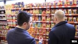 Премиерот Димитар Ковачевски и министерот за економија Крешник Бектеши во посета на маркет во Скопје. Од 16 март, според одлука на Влада, се замрзнати цените на тестенини и на млечни производи. 