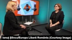 Comisarul european pentru Transporturi, Adina Vălean, în studioul Europa Liberă, într-un interviu acordat Ancăi Grădinaru.