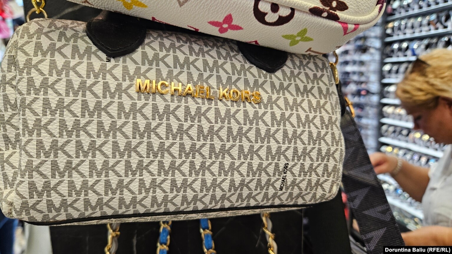 Një çantë imitim i markës Michael Kors, në një nga dyqanet e Prishtinës, me çmim 15 euro.