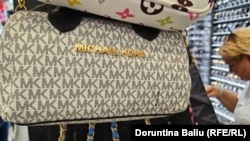 Një çantë imitim i markës Michael Kors, në një nga dyqanet e Prishtinës, me çmim 15 euro.