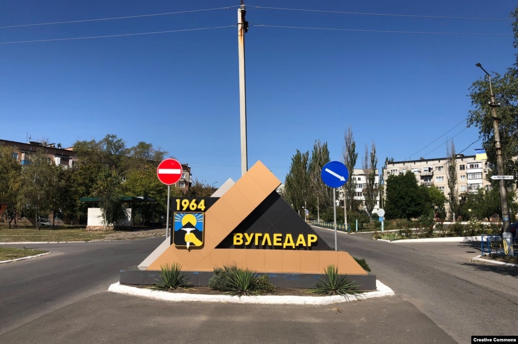 Një plllakë me mbishkrimin e mirëseardhjes në Vuhledar, rajoni Donjeck, e parë në një fotografi të mëhershme pa datë. Qyteti i minierave të qymyrit ishte shtëpi e rreth 14.000 njerëzve para pushtimit rus të vitit 2022.