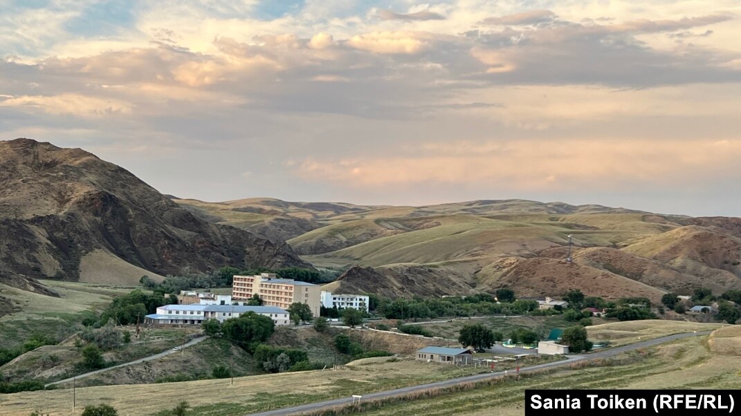 Жылайды бірақ береді