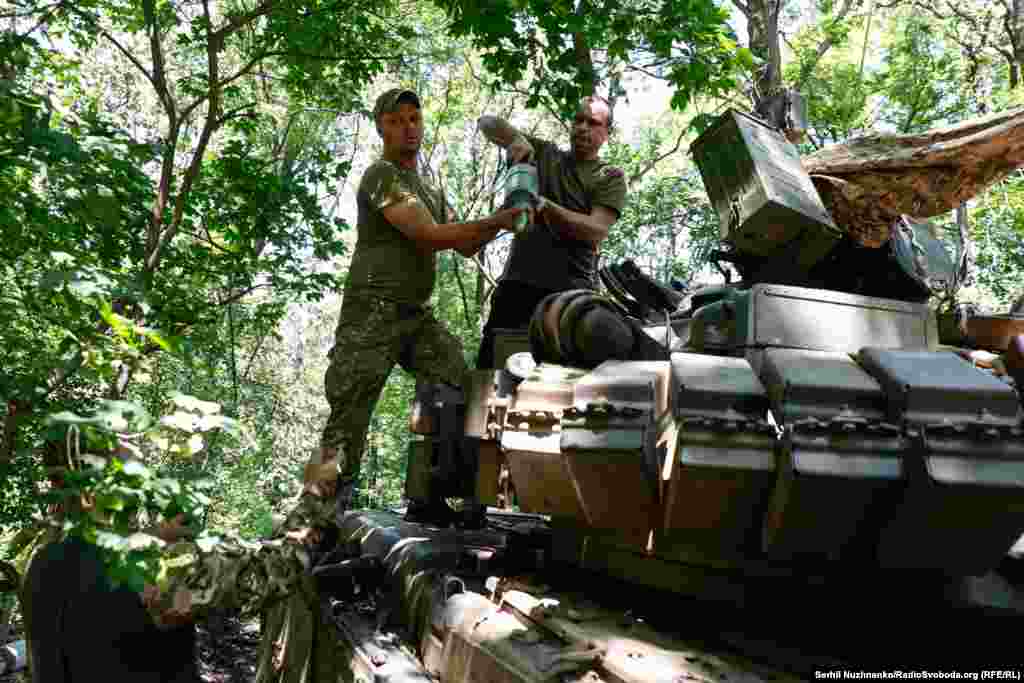 Екіпаж танку дозавантажує боєкомплект
