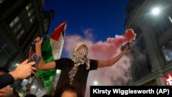 راه پیمایی ها با بر افراشتن بیرق فلسطین توسط مظاهره کننده گان در لندن و چندین شهر دیگر صورت گرفت