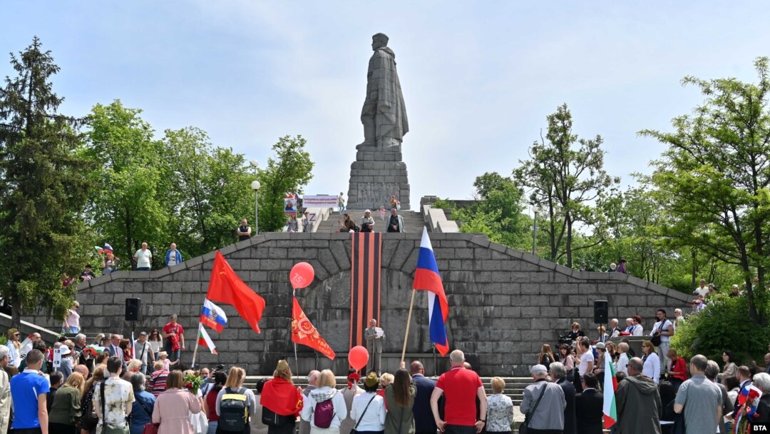 Паметникът на Альоша в Пловдив е място, където се събират русофили и привърженици на руския президент Владимир Путин и политиката му