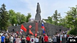 С руски знамена пред паметника на Альоша в Пловдив беше отбелязан Денят на победата на 9 май 2022 г. Снимката е илюстративна.