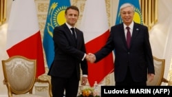 French President Emmanuel Macron (left) shakes hands with his Kazakh counterpart, Qasym-Zhomart Tokaev, in Astana on November 1.
