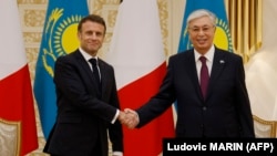 Fransiýanyň prezidenti Emmanuel Makron (çepde) we Gazagystanyň prezidenti Kasym-Žomart Tokaýew