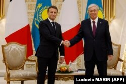 Президент Франции Эммануэль Макрон (слева) пожимает руку президенту Казахстана Касым-Жомару Токаеву. Астана, 1 ноября 2023 года
