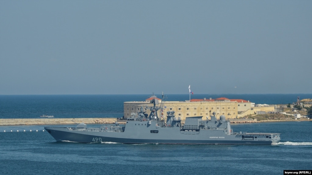 Російкий фрегат «Адмірал Ессен» виходить із Севастопольської бухти. Зараз цей корабель, разом з понад десятком інших, перебазували до Новоросійська – подалі від українських ракет та морських дронів