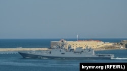 Фрегат «Адмирал Эссен» Черноморского флота РФ выходит из Севастопольской бухты. Архивное фото
