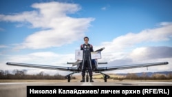 Николай Калайджиев с грамотите си от "Гинес" и Световната организация по въздушни спортове