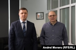 Dumitru Obadă (stânga), Președintele Consiliul Superior al Procurorilor (CSP) și autorul podcastului „În esență...”, Eugen Urușciuc, în redacția Europei Libere.