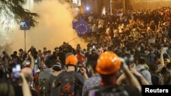 Многотысячные протесты против законопроекта, рассмотрение которого инициировала «Грузинская мечта», продолжаются уже несколько недель. Несколько раз правоохранители разгоняли участников акции