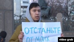 Темірлан Еңсебек пикетте тұр. Алматы, 3 қаңтар, 2024 жыл (Азаттық архивіндегі фото)