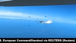 Російський літак Су-27 починає скидати паливо на безпілотний літак розвідки ВПС США MQ-9 над Чорним морем, намагаючись, очевидно, засліпити або пошкодити його, 14 березня 2023 року. Скріншот з відео