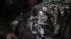 Українські військові встановлюють автоматичну гармату на військову бронемашину після профілактичного ремонту, Донецька область, 25 січня 2024 року