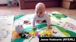 Šestomjesečna Marija iz ukrajinske porodice koja živi u Sutomoru, rođena je u Baru maja 2023. godine.