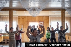 Пенсионеры Дадала участвуют в танцевальных репетициях в перерывах между сенокосом и домашними делами