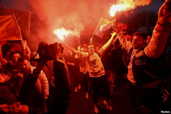Сторонники Реджепа Эрдогана празднуют победу. Стамбул, вечер 28 мая 2023 года