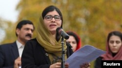 Ауғанстандағы әйелдер құқығы туралы айтып тұрған Малала Юсуфзай. Лондон, 2022 жыл.