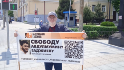 Магомед Магомедов на пикете в поддержку журналиста Абдулмумина Гаджиева 