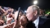 Путин целует девочку в Дербенте