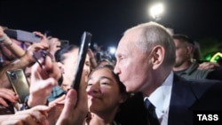 Владимир Путин во время общения с жителями Дербента 28 июня 2023 года
