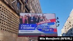 Billboard në Beograd i Partisë Progresive Serbe ku shihet presidenti serb, Aleksandar Vuçiq. Zgjedhjet e parakohshme parlamentare dhe lokale në Serbi do të mbahen më 17 dhjetor 2023