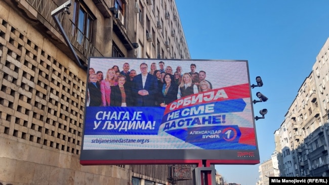 Billboard në Beograd i Partisë Progresive Serbe ku shihet presidenti serb, Aleksandar Vuçiq. Zgjedhjet e parakohshme parlamentare dhe lokale në Serbi do të mbahen më 17 dhjetor 2023