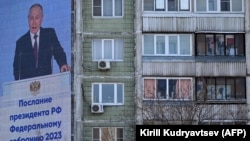 Президент России Владимир Путин на открытом экране на фасаде здания выступает с ежегодным обращением к нации в Москве. Россия, 21 февраля 2023 года