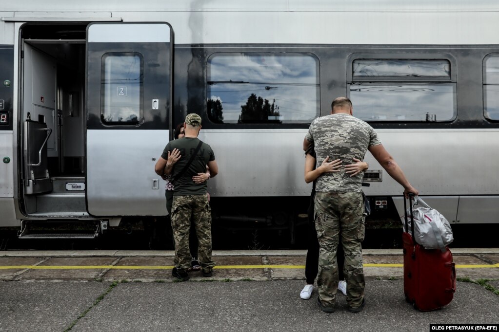 Përderisa disa nga ushtarët ukrainas janë duke e marrë pushimin vjetor, të tjerë duhet të përshëndeten me të dashurit e tyre, pasi duhet të rikthehen në luftë.