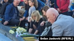 Svijeću za žrtve je zapalila i predsjednica Skupštine Podgorice Jelena Borović Bojović (u sredini).