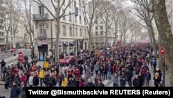 Manifestanții sunt deciși să continue protestele și după adoptarea legii de către Senatul francez.