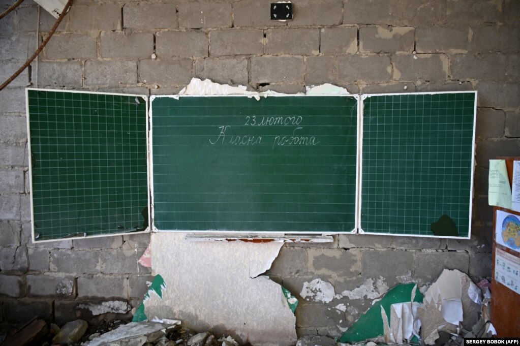 Kjo fotografi e bërë më 13 mars tregon një tabelë ku shkruan "Punët e klasës së 23 shkurtit" në klasën e një shkolle të shkatërruar nga granatimet në fshatin Prudyanka në rajonin e Harkiv të Ukrainës.