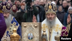 Mitropolitul Onofrei, capul bisericii ortodoxe ucrainene dirijate de la Moscova, la o slujbă religioase la Kiev, în martie 2023. 