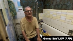 Olyan, mint az orosz rulett: idős emberek élnek egykori életük romjain Ukrajna keleti részén