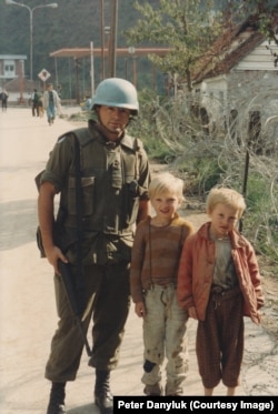 Jedan od kanadskih vojnika sa djecom iz Srebrenice 1993.