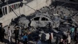 După un atac aerian israelian, în localitatea Khan Younis, sudul Fâșiei Gaza, 9 decembrie 2023