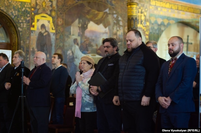 У молитві за жертв Голодомору взяли участь посадовці, дослідники на громадські діячі, зокрема третій президент України Віктор Ющенко, і голова Верховної Ради України Руслан Стефанчук. Київ, Лавра. 23 листопада 2023 року