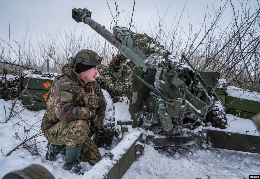 Një ushtarak ukrainas nga brigada e 92-të përgatitet të gjuajë me mortajë 120 milimetërshe 2B16 "Nona-K", e cila u kap në betejën me ushtrinë ruse, drejt trupave ruse, në një pozicion afër Bahmutit në rajonin e Donjeckut në Ukrainë, 10 janar 2024.