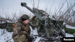 Një ushtar ukrainase duke i ruajtur pozicionet në pjesën lindor të frontit të luftës.