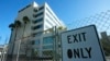 A Los Angeles Times számos új részleg kialakítása után 2024 elején egy fordulattal Zoomon keresztül kirúgta dolgozói ötödét. A képen a cég központja 2024. január 23-án