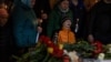 Хлопчик під час похорону сестри та брата, які загинули 26 квітня в місті Умані внаслідок ракетного удару армії РФ. Умань, Черкащина, 28 квітня 2023 року